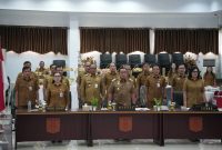 Bupati Minahasa, Dr. Robby Dondokambey, S.Si, MAP, bersama wakil bupati Vanda Sarundajang SS, memimpin Rapat Forum Koordinasi Pimpinan Daerah (Forkopimda) Kabupaten Minahasa, didampingi Sekretaris Daerah Kabupaten Minahasa Ibu Dr. Lynda D. Watania, MM, M.Si yang digelar di Ruang Sidang Kantor Bupati Minahasa.Senin (25/5/2026)