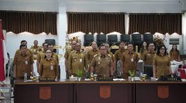 Bupati Minahasa, Dr. Robby Dondokambey, S.Si, MAP, bersama wakil bupati Vanda Sarundajang SS, memimpin Rapat Forum Koordinasi Pimpinan Daerah (Forkopimda) Kabupaten Minahasa, didampingi Sekretaris Daerah Kabupaten Minahasa Ibu Dr. Lynda D. Watania, MM, M.Si yang digelar di Ruang Sidang Kantor Bupati Minahasa.Senin (25/5/2026)