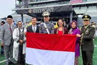 Letda Inf Roosevelt Purba resmi menjadi prajurit Indonesia pertama yang berhasil menyelesaikan pendidikan di United States Military Academy (USMA) West Point, Amerika Serikat, dengan predikat Cum Laude.