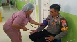 Dedikasi tanpa batas ditunjukkan personel Pamapta Polres Kepulauan Talaud, Ipda Junadi Tobing. Di tengah tugas menjaga kamtibmas
