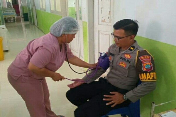 Dedikasi tanpa batas ditunjukkan personel Pamapta Polres Kepulauan Talaud, Ipda Junadi Tobing. Di tengah tugas menjaga kamtibmas
