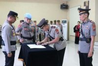 Pergantian Kapolsek Wanea di Polresta Manado, AKP Nolly Kinda resmi gantikan AKP Samuel Posumah. Kapolresta tekankan integritas dan pelayanan kamtibmas.