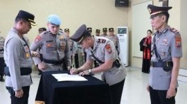 Pergantian Kapolsek Wanea di Polresta Manado, AKP Nolly Kinda resmi gantikan AKP Samuel Posumah. Kapolresta tekankan integritas dan pelayanan kamtibmas.