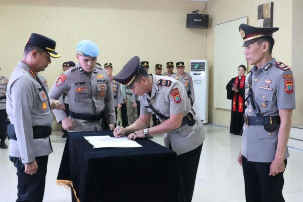 Pergantian Kapolsek Wanea di Polresta Manado, AKP Nolly Kinda resmi gantikan AKP Samuel Posumah. Kapolresta tekankan integritas dan pelayanan kamtibmas.