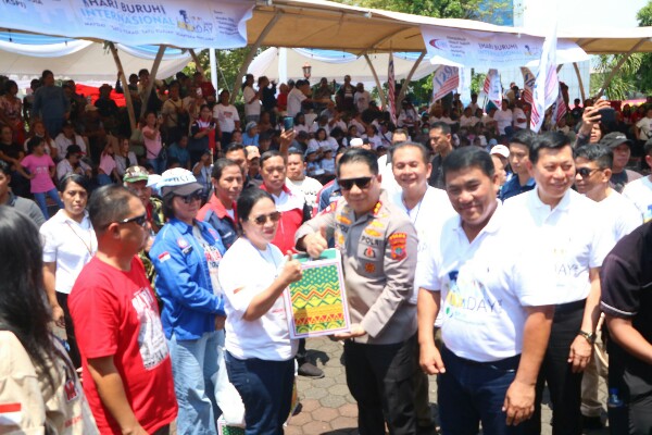 Kawasan Taman Kesatuan Bangsa (TKB) dipenuhi ribuan buruh yang memperingati Hari Buruh Internasional, Senin (4/5/2026).