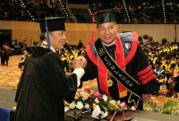 Kapolda Sulut Irjen Pol Roycke Harry Langie menorehkan prestasi akademik gemilang dengan meraih gelar Doktor Ilmu Hukum dari Universitas Trisakti dengan predikat cumlaude.