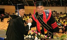 Kapolda Sulut Roycke Harry Langie Raih Gelar Doktor Cumlaude di Universitas Trisakti