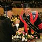 Kapolda Sulut Irjen Pol Roycke Harry Langie menorehkan prestasi akademik gemilang dengan meraih gelar Doktor Ilmu Hukum dari Universitas Trisakti dengan predikat cumlaude.
