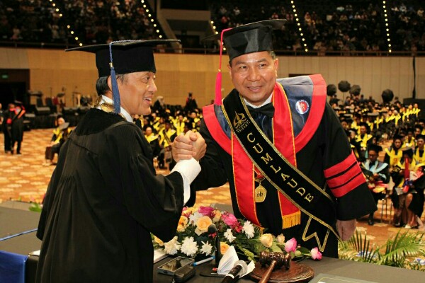 Kapolda Sulut Irjen Pol Roycke Harry Langie menorehkan prestasi akademik gemilang dengan meraih gelar Doktor Ilmu Hukum dari Universitas Trisakti dengan predikat cumlaude.