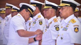 Kepala Staf Angkatan Laut (Kasal) Laksamana TNI Dr. Muhammad Ali memimpin langsung pengukuhan dan serah terima jabatan (Sertijab) sejumlah pejabat strategis di lingkungan TNI Angkatan Laut yang berlangsung di Markas Besar Angkatan Laut (Mabesal), Cilangkap, Jakarta Timur, Senin (18/05/2026).