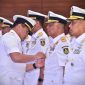 Kepala Staf Angkatan Laut (Kasal) Laksamana TNI Dr. Muhammad Ali memimpin langsung pengukuhan dan serah terima jabatan (Sertijab) sejumlah pejabat strategis di lingkungan TNI Angkatan Laut yang berlangsung di Markas Besar Angkatan Laut (Mabesal), Cilangkap, Jakarta Timur, Senin (18/05/2026).