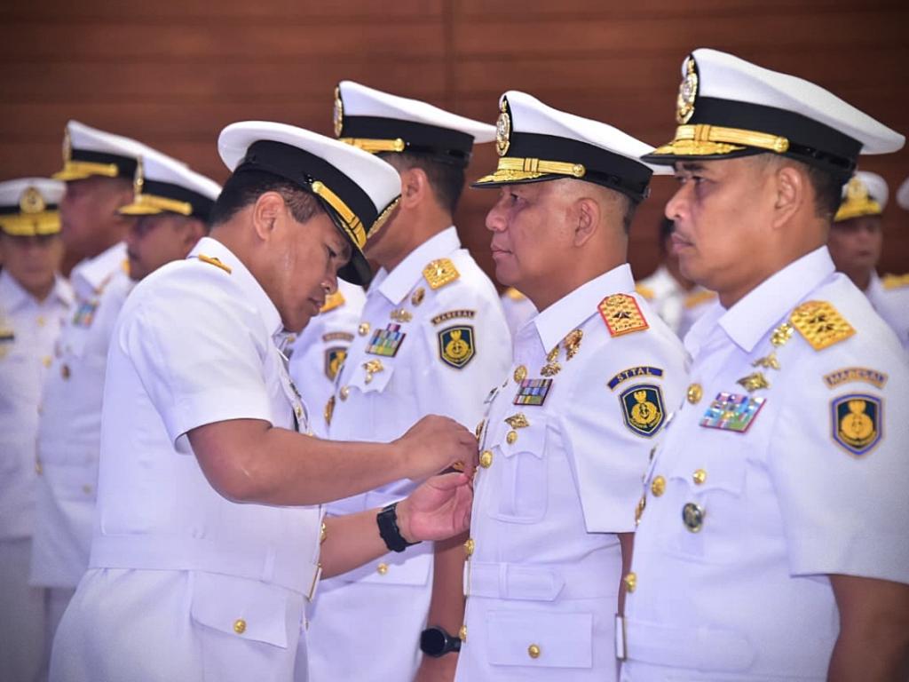 Kepala Staf Angkatan Laut (Kasal) Laksamana TNI Dr. Muhammad Ali memimpin langsung pengukuhan dan serah terima jabatan (Sertijab) sejumlah pejabat strategis di lingkungan TNI Angkatan Laut yang berlangsung di Markas Besar Angkatan Laut (Mabesal), Cilangkap, Jakarta Timur, Senin (18/05/2026).