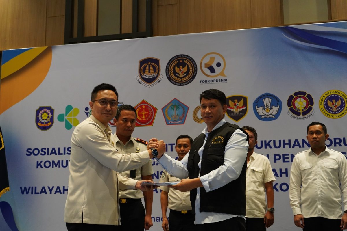 Kantor Wilayah Direktorat Jenderal Imigrasi Sulawesi Utara resmi mengukuhkan Forum Komunikasi dan Kolaborasi Penanganan Deteni, Pencari Suaka, dan Pengungsi (FORKOPDENSI) tingkat Provinsi Sulawesi Utara dan Kota Manado di Luwansa Hotel Manado, Senin (19/5/2026).