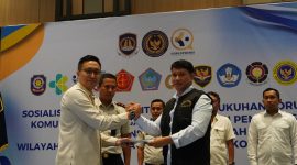 Kantor Wilayah Direktorat Jenderal Imigrasi Sulawesi Utara resmi mengukuhkan Forum Komunikasi dan Kolaborasi Penanganan Deteni, Pencari Suaka, dan Pengungsi (FORKOPDENSI) tingkat Provinsi Sulawesi Utara dan Kota Manado di Luwansa Hotel Manado, Senin (19/5/2026).