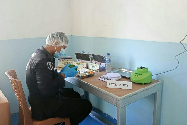 Polres Kepulauan Sitaro melalui Seksi Kedokteran dan Kesehatan (Sidokkes) melaksanakan pemeriksaan keamanan pangan terhadap program makanan bergizi di SPPG Bahu, Rabu (20/5/2026).