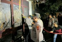 Suasana panik sempat menyelimuti kawasan Kantor DPMPTSP Kabupaten Bolaang Mongondow Utara pada Minggu, 24 Mei 2026. (Ket Foto: Kapolres Bolaang Mongondow Utara AKBP Juleigtin Siahaan turun langsung ke lokasi untuk memimpin proses evakuasi sekaligus pengendalian kebakaran bersama personel gabungan.)