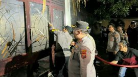 Suasana panik sempat menyelimuti kawasan Kantor DPMPTSP Kabupaten Bolaang Mongondow Utara pada Minggu, 24 Mei 2026. (Ket Foto: Kapolres Bolaang Mongondow Utara AKBP Juleigtin Siahaan turun langsung ke lokasi untuk memimpin proses evakuasi sekaligus pengendalian kebakaran bersama personel gabungan.)