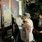 Suasana panik sempat menyelimuti kawasan Kantor DPMPTSP Kabupaten Bolaang Mongondow Utara pada Minggu, 24 Mei 2026. (Ket Foto: Kapolres Bolaang Mongondow Utara AKBP Juleigtin Siahaan turun langsung ke lokasi untuk memimpin proses evakuasi sekaligus pengendalian kebakaran bersama personel gabungan.)