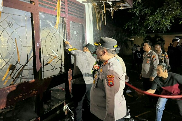 Suasana panik sempat menyelimuti kawasan Kantor DPMPTSP Kabupaten Bolaang Mongondow Utara pada Minggu, 24 Mei 2026. (Ket Foto: Kapolres Bolaang Mongondow Utara AKBP Juleigtin Siahaan turun langsung ke lokasi untuk memimpin proses evakuasi sekaligus pengendalian kebakaran bersama personel gabungan.)