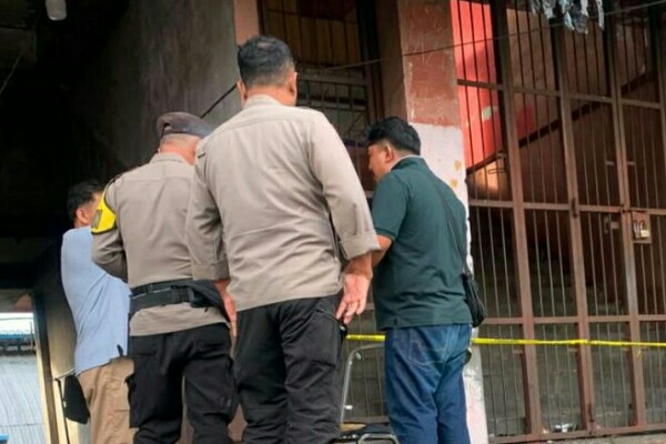 Aparat Polsek Wanea bergerak cepat menangani kasus penganiayaan menggunakan senjata tajam yang menewaskan seorang pria di Terminal Karombasan, Kecamatan Wanea, Kota Manado, Minggu (24/5/2026).