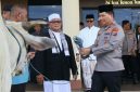 , Kapolda Sulut Irjen Pol Roycke Harry Langie menyerahkan hewan kurban kepada panitia kurban Polda Sulut. (Foto:Humas Polda Sulut)