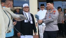 , Kapolda Sulut Irjen Pol Roycke Harry Langie menyerahkan hewan kurban kepada panitia kurban Polda Sulut. (Foto:Humas Polda Sulut)