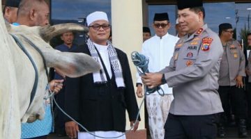 , Kapolda Sulut Irjen Pol Roycke Harry Langie menyerahkan hewan kurban kepada panitia kurban Polda Sulut. (Foto:Humas Polda Sulut)
