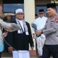 , Kapolda Sulut Irjen Pol Roycke Harry Langie menyerahkan hewan kurban kepada panitia kurban Polda Sulut. (Foto:Humas Polda Sulut)