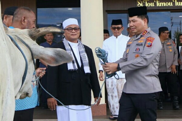 , Kapolda Sulut Irjen Pol Roycke Harry Langie menyerahkan hewan kurban kepada panitia kurban Polda Sulut. (Foto:Humas Polda Sulut)