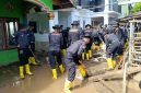 Satuan Brimob Polda Sulawesi Utara bergerak cepat membantu penanganan pascabencana banjir bandang yang melanda wilayah Kabupaten Bolaang Mongondow (Bolmong), Jumat (29/5/2026).
