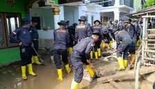 Satuan Brimob Polda Sulawesi Utara bergerak cepat membantu penanganan pascabencana banjir bandang yang melanda wilayah Kabupaten Bolaang Mongondow (Bolmong), Jumat (29/5/2026).