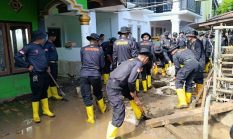 Brimob Polda Sulut Salurkan Air Bersih dan Bersihkan Lumpur Pascabanjir Bolmong