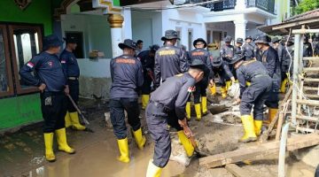 Satuan Brimob Polda Sulawesi Utara bergerak cepat membantu penanganan pascabencana banjir bandang yang melanda wilayah Kabupaten Bolaang Mongondow (Bolmong), Jumat (29/5/2026).