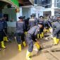 Satuan Brimob Polda Sulawesi Utara bergerak cepat membantu penanganan pascabencana banjir bandang yang melanda wilayah Kabupaten Bolaang Mongondow (Bolmong), Jumat (29/5/2026).