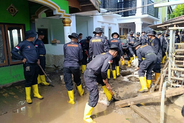 Satuan Brimob Polda Sulawesi Utara bergerak cepat membantu penanganan pascabencana banjir bandang yang melanda wilayah Kabupaten Bolaang Mongondow (Bolmong), Jumat (29/5/2026).