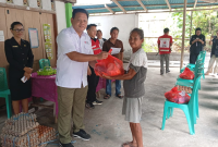 Kepedulian terhadap korban bencana abrasi pantai kembali ditunjukkan Palang Merah Indonesia (PMI) Provinsi Sulawesi Utara bersama PMI Kabupaten Minahasa.