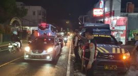 Polsek Pineleng melaksanakan kegiatan “Silau Mata” (Siaga Lampu Biru di Keramaian Kota) pada Selasa (28/4/2026) malam.