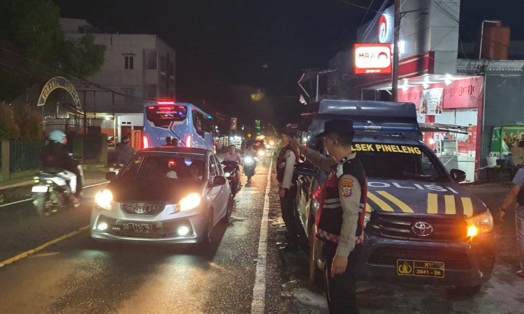 Polsek Pineleng melaksanakan kegiatan “Silau Mata” (Siaga Lampu Biru di Keramaian Kota) pada Selasa (28/4/2026) malam.