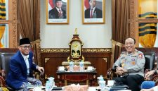 Wakapolri Komjen Pol. Prof. Dr. Dedi Prasetyo, S.H., M.Hum., M.Si., M.M.   dan Wakil Menteri Haji dan Umrah RI Dahnil Anzar Simanjuntak di Mabes Polri, Jakarta, Kamis (30/4/2026).
