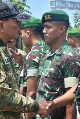 Menhan Sjafrie Tinjau Yonif TP 916 di Bitung, Tegaskan Prajurit TNI Harus Profesional dan Dekat Dengan Rakyat