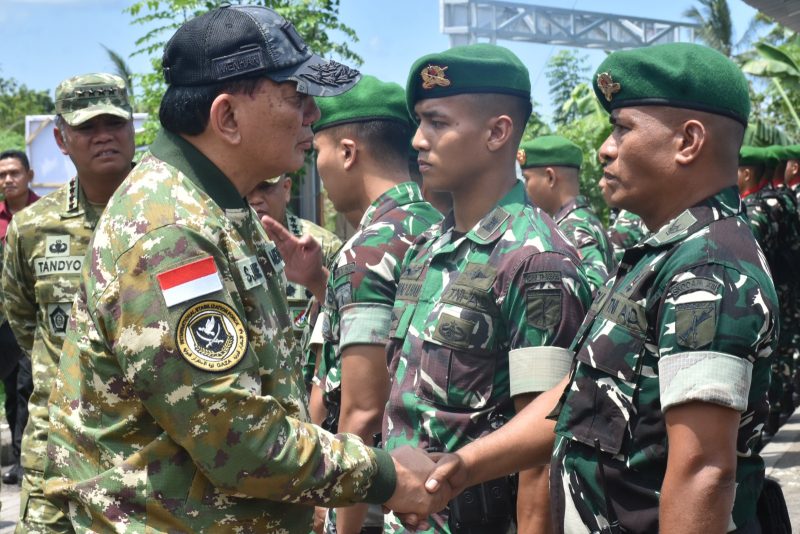 Menteri Pertahanan Republik Indonesia, Jenderal TNI (purn) Sjafrie Sjamsoeddin, melakukan kunjungan kerja ke lokasi pembangunan Batalyon Infanteri Teritorial Pembangunan (Yonif TP) 916/Bara Sakti di Rusunawa Tangkoko, Kelurahan Manembo-nembo Tengah, Kecamatan Matuari, Kamis (7/5/2026).