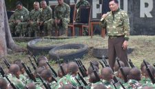 Menteri Pertahanan Republik Indonesia, Jenderal TNI (pur) Sjafrie Sjamsoeddin, melakukan kunjungan kerja ke Sekolah Calon Tamtama (Secata) Rindam XIII/Merdeka di Kota Bitung, Sulawesi Utara, Kamis (7/5/2026).