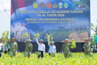 Kepala Staf Angkatan Darat Maruli Simanjuntak menghadiri kegiatan Panen Raya Kedelai di Desa Ngudikan, Kecamatan Wilangan, Kabupaten Nganjuk, Kamis (14/5/2026).
