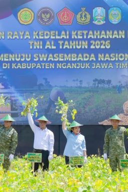 Panen Raya Kedelai di Nganjuk, Kasad Tegaskan Komitmen TNI AD untuk Ketahanan Pangan