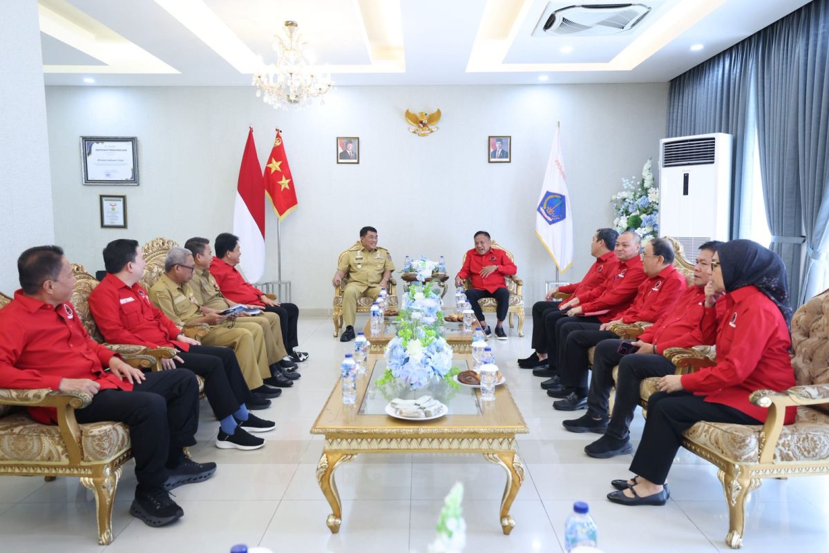 Gubernur Sulawesi Utara Yulius Selvanus menerima kunjungan silaturahmi jajaran DPD PDI Perjuangan Sulawesi Utara yang dipimpin Ketua DPD PDIP Sulut Olly Dondokambey di Wisma Negara Bumi Beringin Manado, Senin (11/5/2026). (Foto Ist)