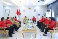 Gubernur Sulawesi Utara Yulius Selvanus menerima kunjungan silaturahmi jajaran DPD PDI Perjuangan Sulawesi Utara yang dipimpin Ketua DPD PDIP Sulut Olly Dondokambey di Wisma Negara Bumi Beringin Manado, Senin (11/5/2026). (Foto Ist)