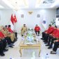 Gubernur Sulawesi Utara Yulius Selvanus menerima kunjungan silaturahmi jajaran DPD PDI Perjuangan Sulawesi Utara yang dipimpin Ketua DPD PDIP Sulut Olly Dondokambey di Wisma Negara Bumi Beringin Manado, Senin (11/5/2026). (Foto Ist)