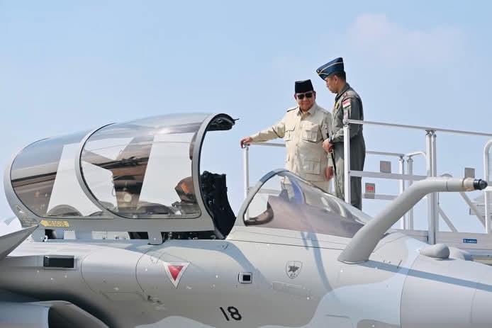 Presiden Republik Indonesia Prabowo Subianto menyerahkan sejumlah alat utama sistem persenjataan (alutsista) strategis kepada Tentara Nasional Indonesia (TNI) di Pangkalan Udara Halim Perdanakusuma, Jakarta, Senin (18/05/2026).