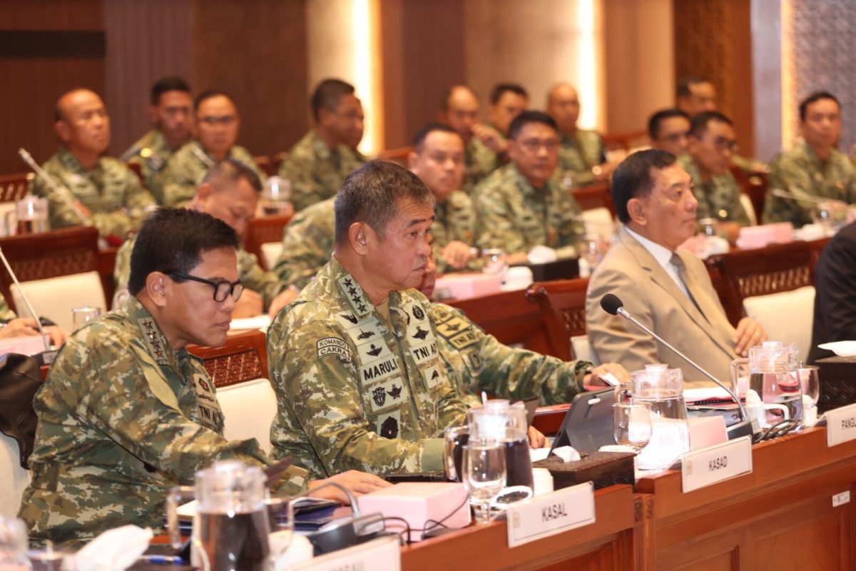Kasad Jenderal TNI Maruli Simanjuntak mengikuti Rapat Kerja Komisi I DPR RI bersama Menteri Pertahanan, Panglima TNI, dan para Kepala Staf Angkatan di Gedung Nusantara II DPR RI, Selasa (19/5/2026).