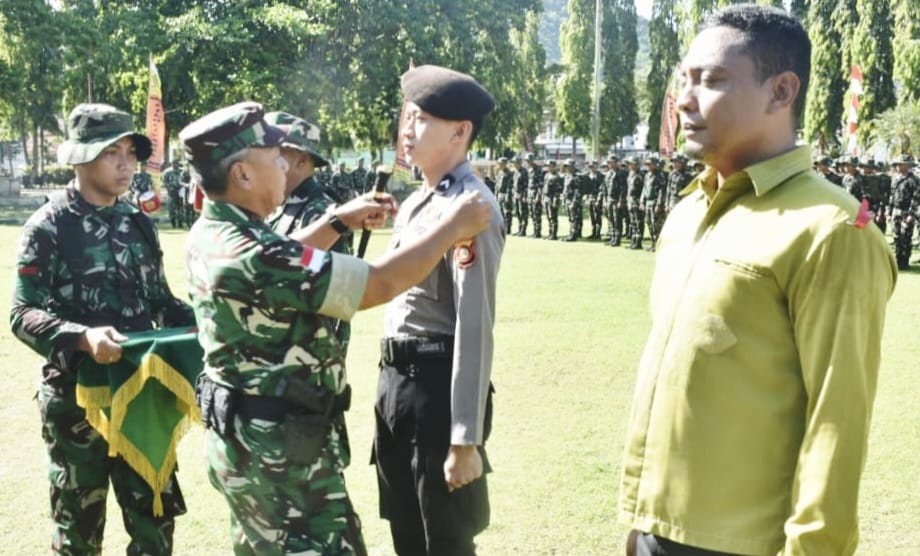 Panglima Kodam XIII/Merdeka Mayjen TNI Mirza Agus memimpin upacara penutupan TMMD ke-128 Tahun Anggaran 2026 di Lapangan Alun-Alun Desa Limbato, Kecamatan Tilamuta, Kabupaten Boalemo, Kamis (21/5/2026).